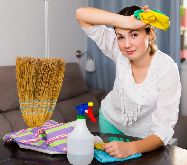 fille fatiguee nettoie la maison 1398 4892 باختصار 7 نصائح للمرأة العاملة لربح الوقت