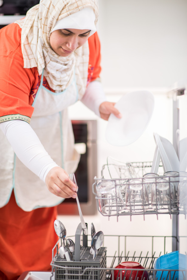 femme traditionnelle musulmane nettoyage dans la cuisine 21730 9455 كيف تستعدّين لرمضان
