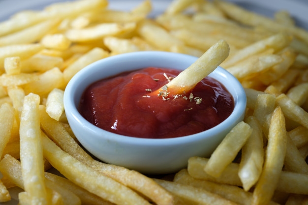 frites fraiches frites avec du ketchup sur un plat en ceramique 29007 387 اغذية يجب تجنبها في السحور