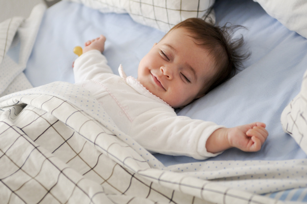 sourire bebe couche sur un lit 1139 14 7 أسرار لتربية طفل سعيد