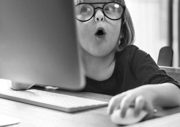 jolie fille jouant sur un ordinateur 53876 21201 مخاطر الانترنت على الاطفال