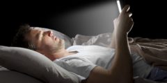 إستعمال “الهاتف الجوال” في الظلام قد يفقدك البصر –  تعرف على طريقة الوقاية