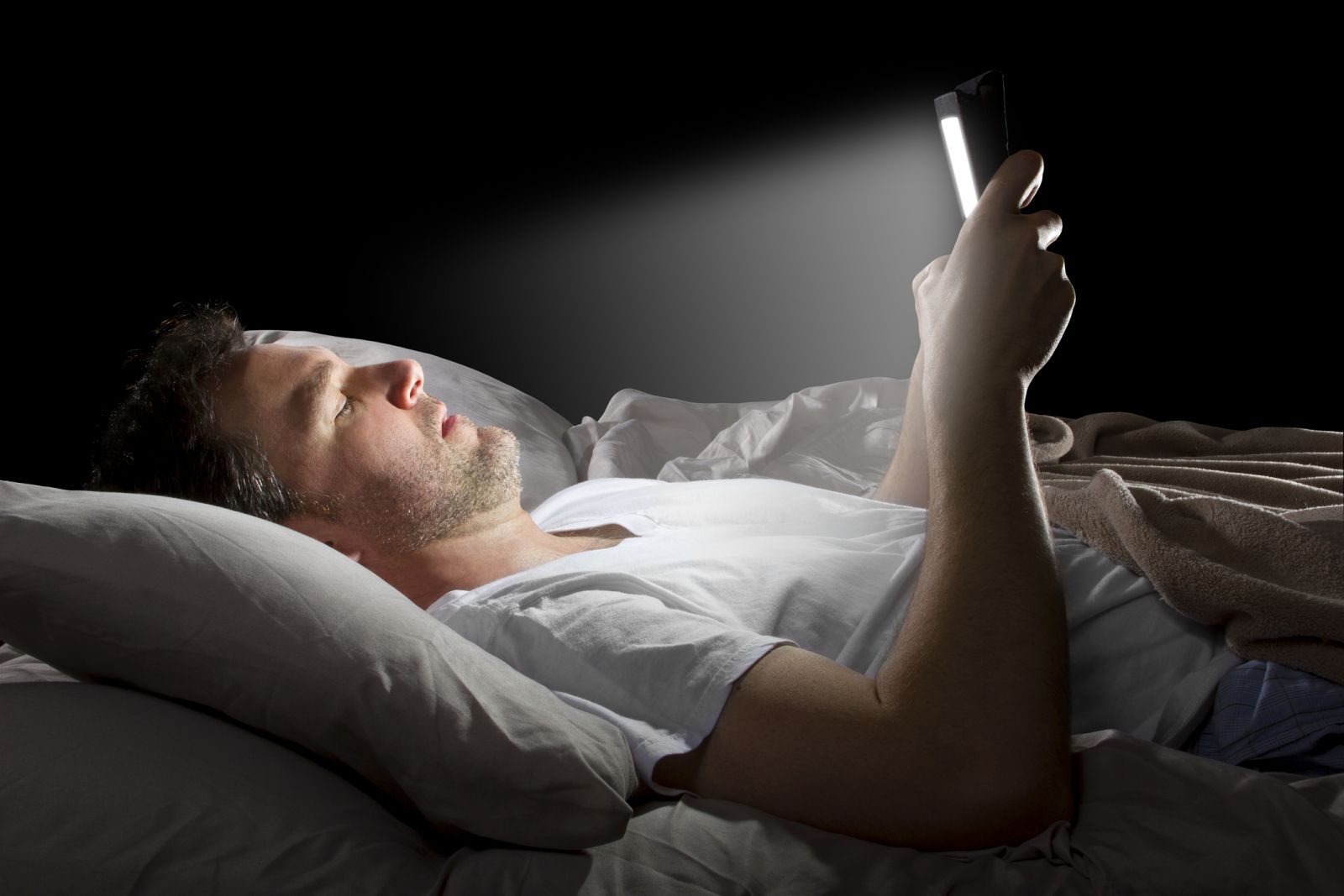 NightScreendreamstime m 40479813 إستعمال "الهاتف الجوال" في الظلام قد يفقدك البصر - تعرف على طريقة الوقاية
